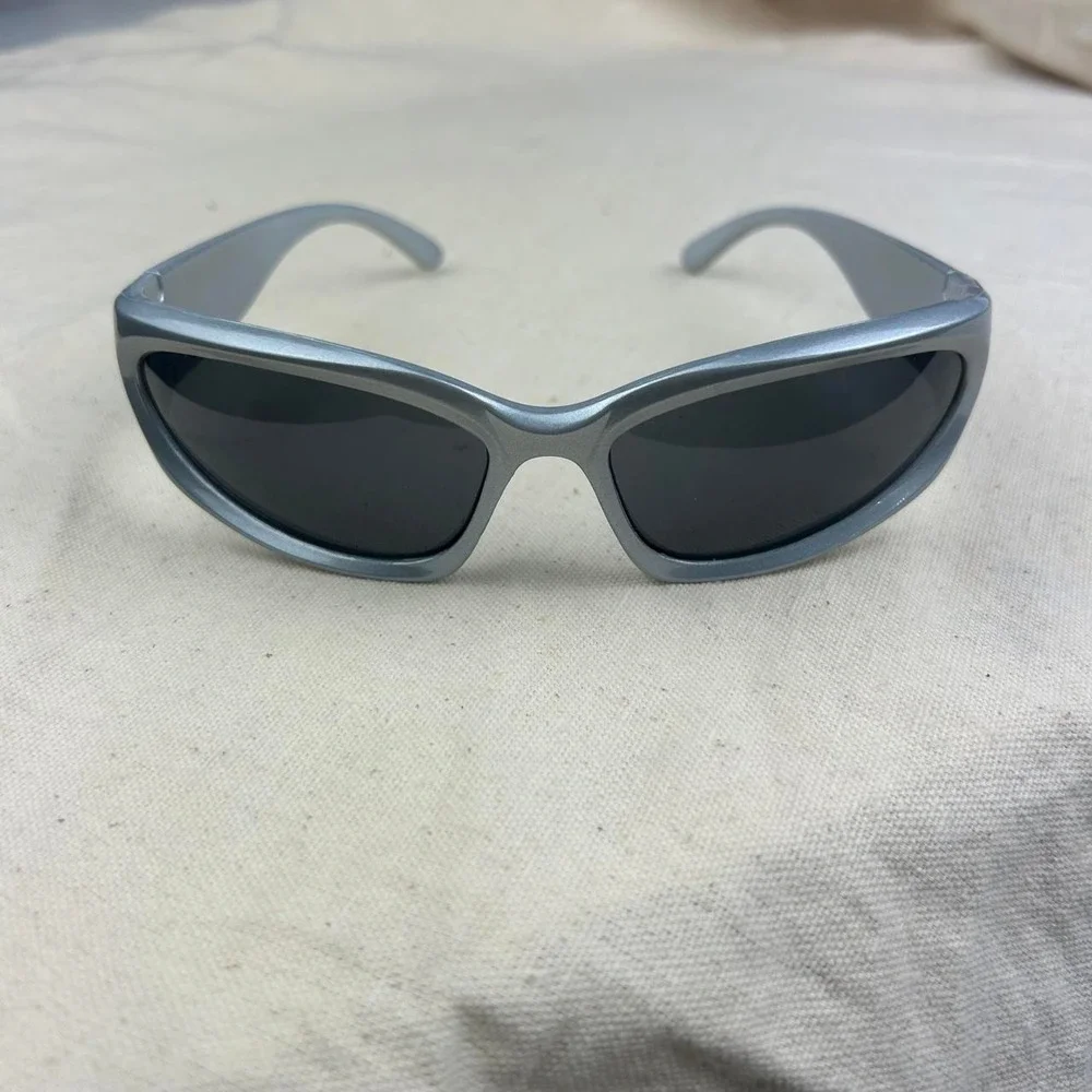 Surfer style silver rounded sunglasses y2k cyber grunge techno